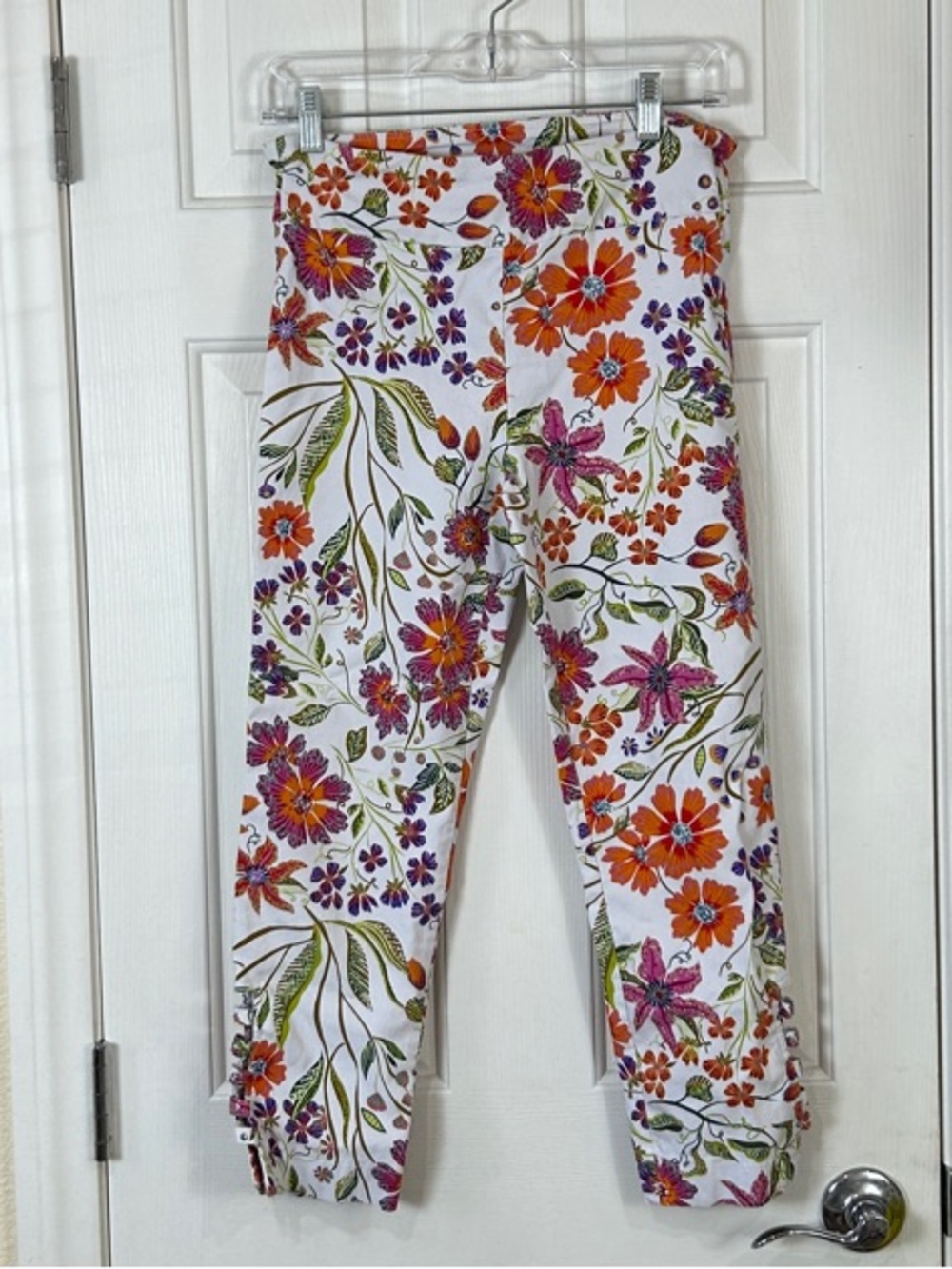 Attyre New York Floral Pull On Cropped Capri Pants Rhinestone Ladder Hem 8 - Picture 2 of 11